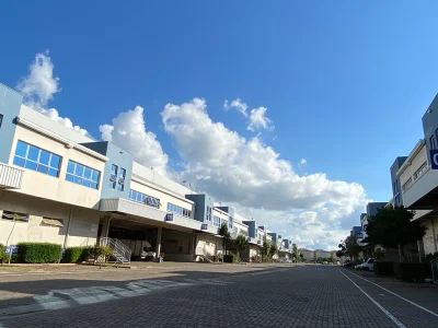 vista de rua de acesso em condomínio de galpões.