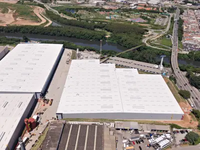 2 blocos de galpões modulares e Rio Tietê ao fundo