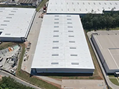 Vista aérea com 3 blocos de galpões modulares.