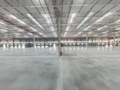 Vista interna de um dos galpões.