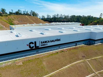 Fachada do condomínio de galpões em vista aérea.