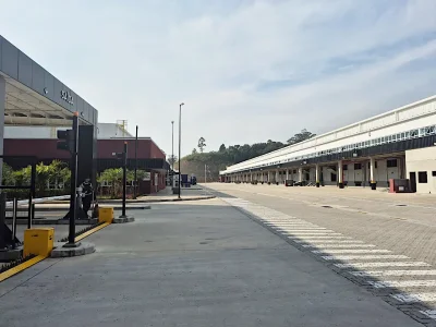 Ampla rua interna para acesso aos módulos de galpões.