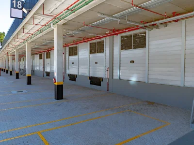 Vista externa dos galpões com área coberta para as docas.