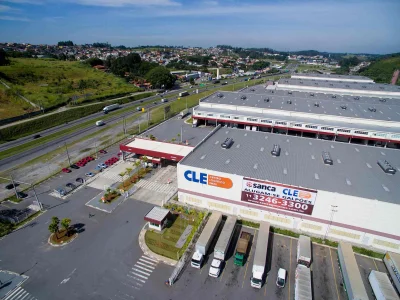 Vista aérea com primeiro bloco de galpões em primeiro plano.