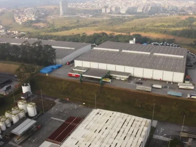 Vista aérea centralizada no Galpão A, com portaria e vagas externas para carretas.