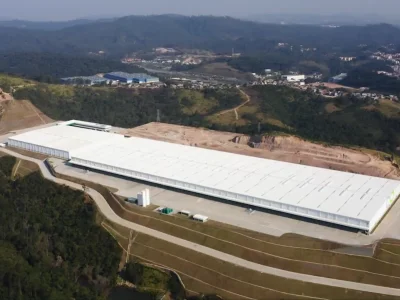 Vista aérea do Golgi Cajamar mostrando via de acesso ao Condomínio.