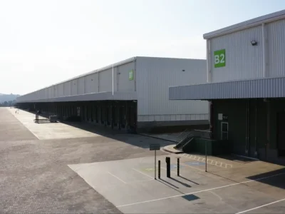 Ampla rua de acesso aos módulos e docas.