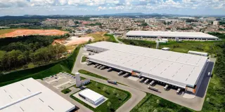 Imagem 3D em perspectiva com coberturas de 3 galpões (K300, K200 e K100).