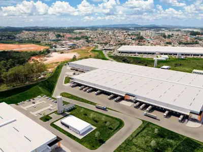 Imagem 3D em perspectiva com coberturas de 3 galpões (K300, K200 e K100).